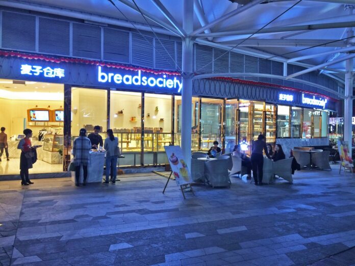The-lights-in-the-Breadsociety-store-make-the-baked-bread-look-more-delicious-increasing-the-desire-to-buy.